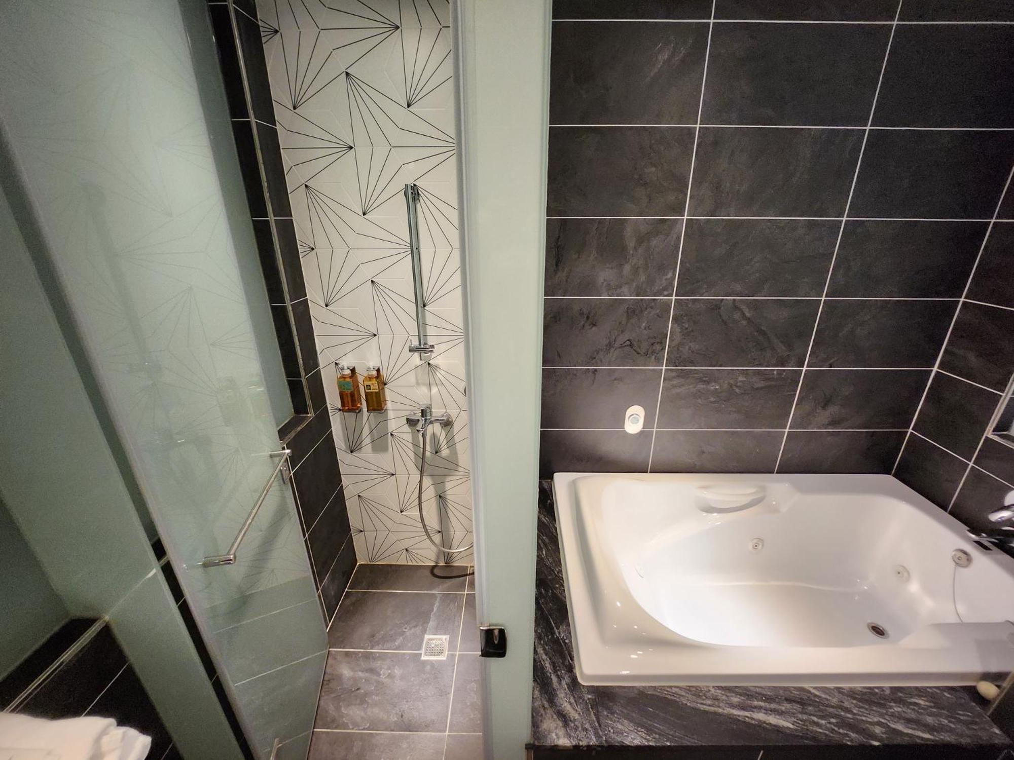 Bentley Hotel จงลี่ ภายนอก รูปภาพ